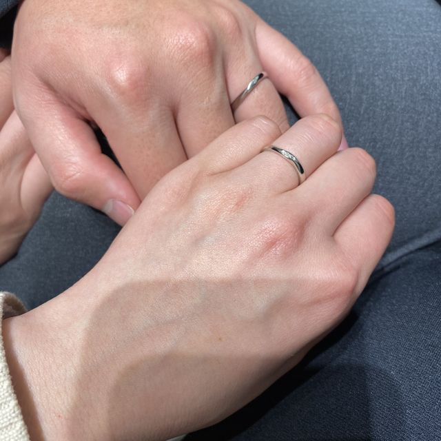 【銀座ダイヤモンドシライシの口コミ】 シンプルながらに、ダイヤモンドが入っていて可愛らしいです。派手すぎず…