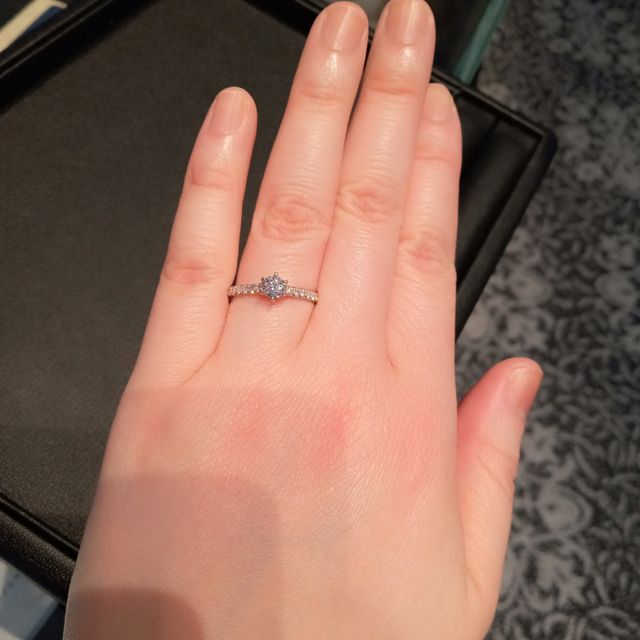 【銀座ダイヤモンドシライシの口コミ】 とてもキラキラしたデザインで豪華な感じが出ています。
きらびやかなデザ…