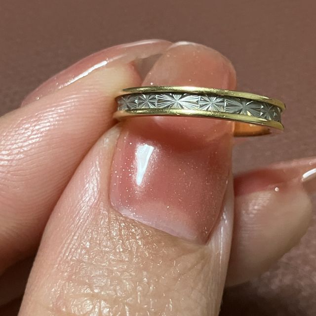 【PORTADA(ポルターダ)の口コミ】 はじめはゴールドでシンプルな物を探していましたが、繊細な金属彫刻に心…