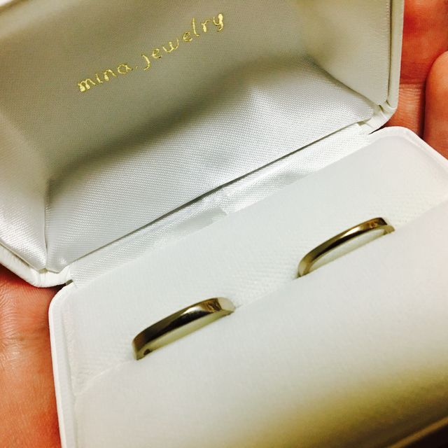 【mina.jewelry(ミナジュエリー)の口コミ】 初めて四角の指輪を知って指にはめた時の付け心地が忘れられず、付けた瞬…