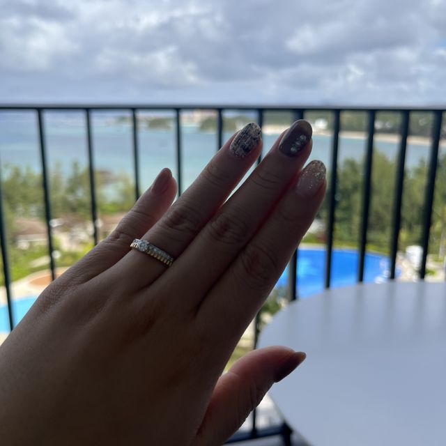 【ブシュロン(BOUCHERON)の口コミ】 重ね付けしているようなデザインで、婚約指輪らしく中央に1粒ダイヤに加え…