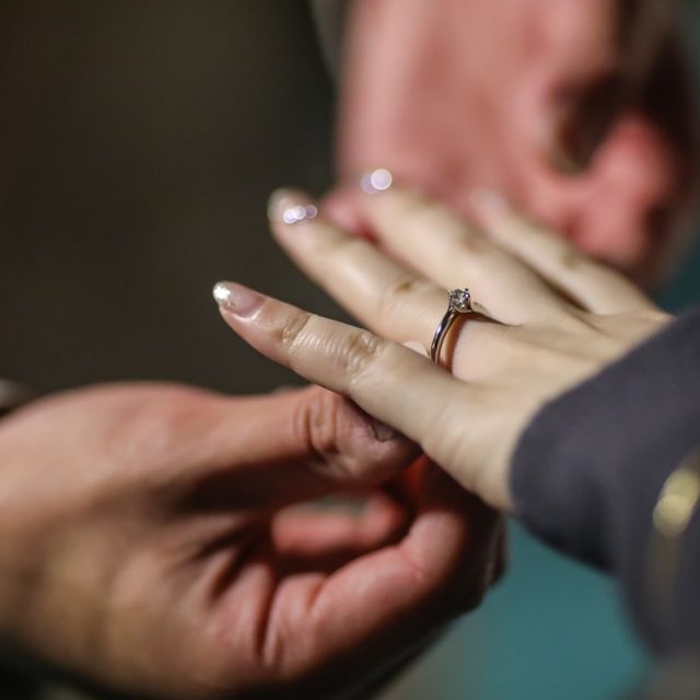 【ラザール ダイヤモンド(LAZARE DIAMOND)の口コミ】 着用時に少し斜めになるように設計されており、指が細く見えるデザインで…