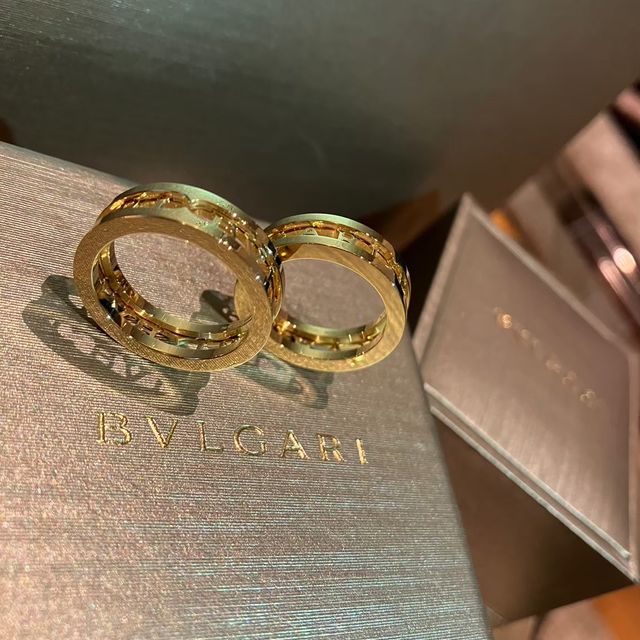 【ブルガリ(BVLGARI)の口コミ】 真ん中にロゴが彫られており、珍しいデザイン。
面が多く、光が当たる部分…