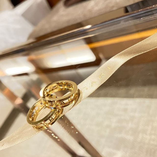 【ブルガリ(BVLGARI)の口コミ】 真ん中にロゴが彫られており、珍しいデザイン。
面が多く、光が当たる部分…