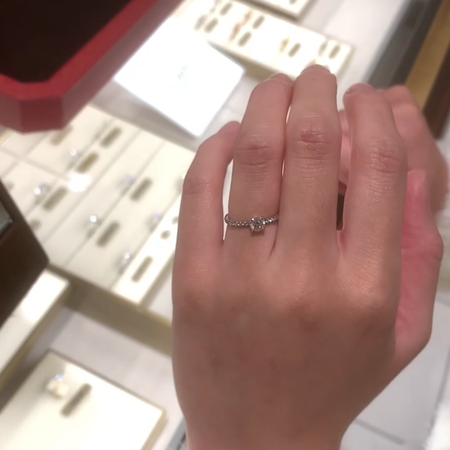 【カルティエ(Cartier)の口コミ】 シンプルではなく、キラキラしているものを探していました。たくさん石が…