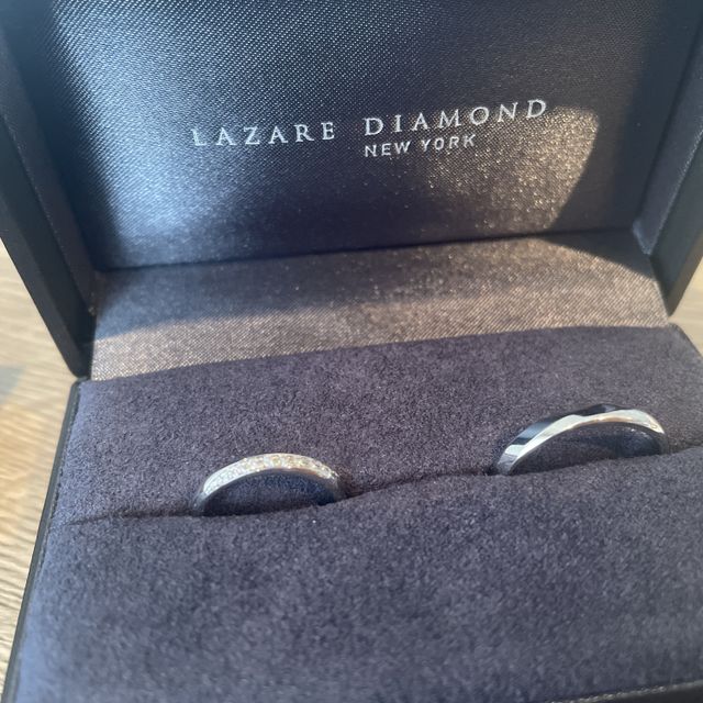 【ラザール ダイヤモンド(LAZARE DIAMOND)の口コミ】 ダイヤモンドがななめにはいっており、指が綺麗に見えます！
また、さすが…