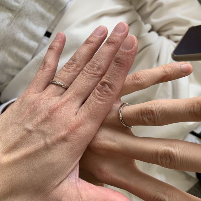 【4℃ BRIDAL(ヨンドシーブライダル)の口コミ】 シンプルで婚約指輪とも重ね付けしやすいです。以前同じブランドでペアリ…