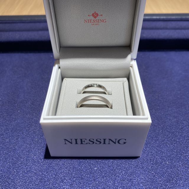 【NIESSING(ニーシング)の口コミ】 たくさんの指輪がある中から選ぶのは大変でしたが、
色々な指輪を見ている…