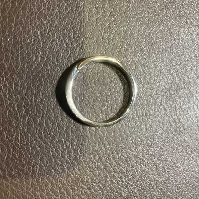 【アイプリモ(I-PRIMO)の口コミ】 シンプルで、飽きがこないデザイン。ウェーブのアクセントがよい感じ思う…