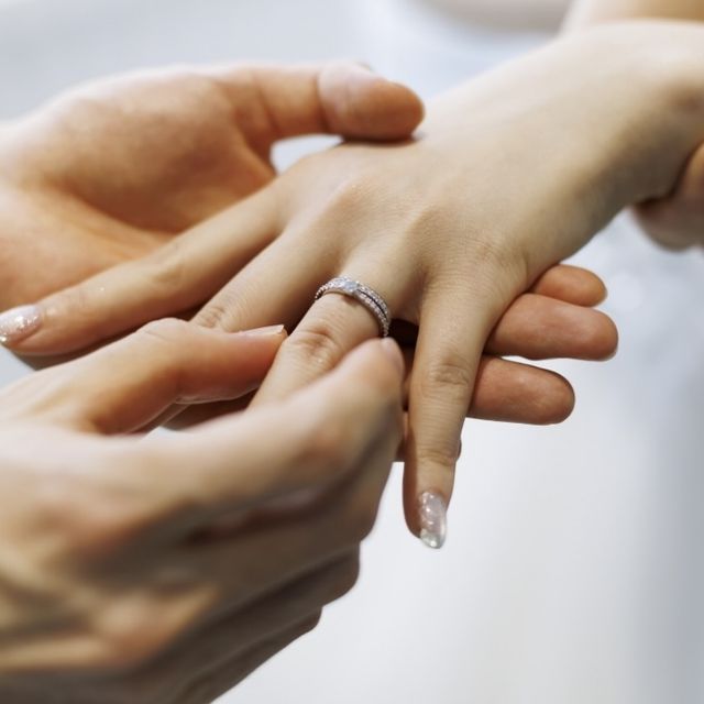 【RosettE(ロゼット)の口コミ】 この指輪を選んだ理由は、真ん中のダイヤモンドが四角で他の指輪と違って…