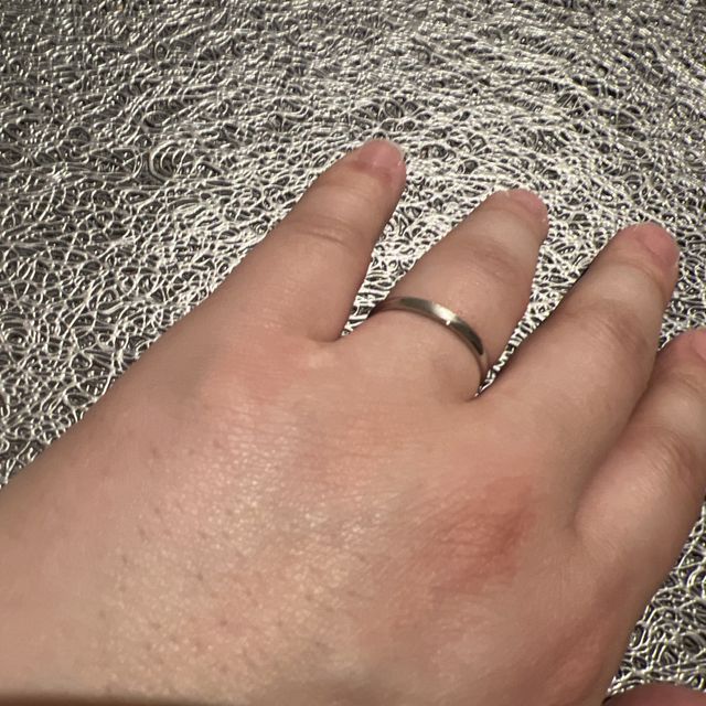 【アイプリモ(I-PRIMO)の口コミ】 艶ありプラチナがベースで、一部にのみ艶消し加工をしたコンビデザインに…