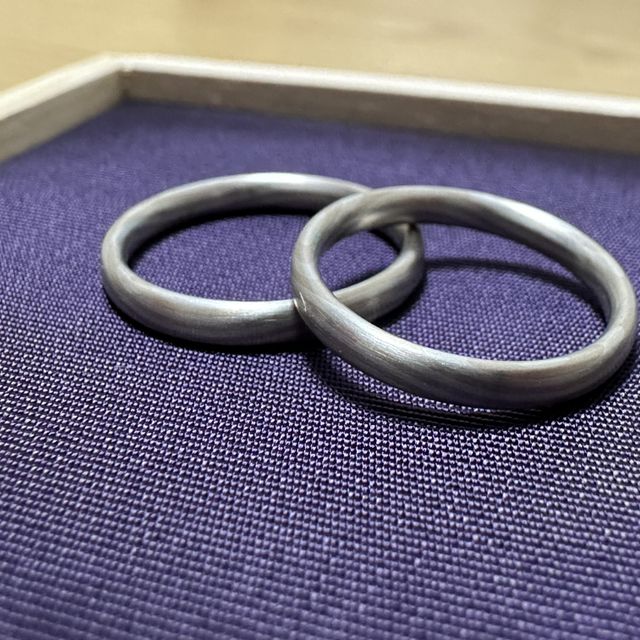 【俄(にわか)の口コミ】 デザインも杢目調と和風な雰囲気の素敵な指輪です。
遠くから見ると、よく…