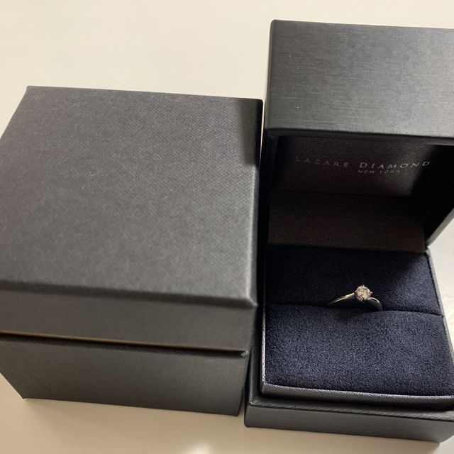 【ラザール ダイヤモンド(LAZARE DIAMOND)の口コミ】 はめると、優しいひねりが加えられたリングが際立ちどんな服装にもマッチ…