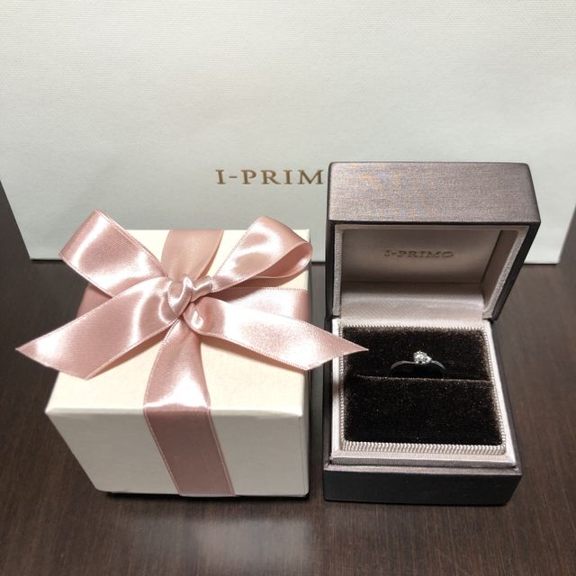 【アイプリモ(I-PRIMO)の口コミ】 デザインはシンプルな定番なものを選びました。重ね付けも考え、Vカーブな…