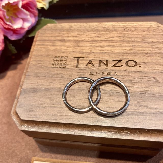 【TANZO.(鍛造指輪)の口コミ】 幅2.5、平甲丸、コーラルゴールド、エッジありの和紙加工、内側にお互いの…