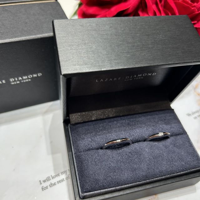 【ラザール ダイヤモンド(LAZARE DIAMOND)の口コミ】 ストレートタイプの一石の指輪は沢山あるが
私はストレートタイプではなく…