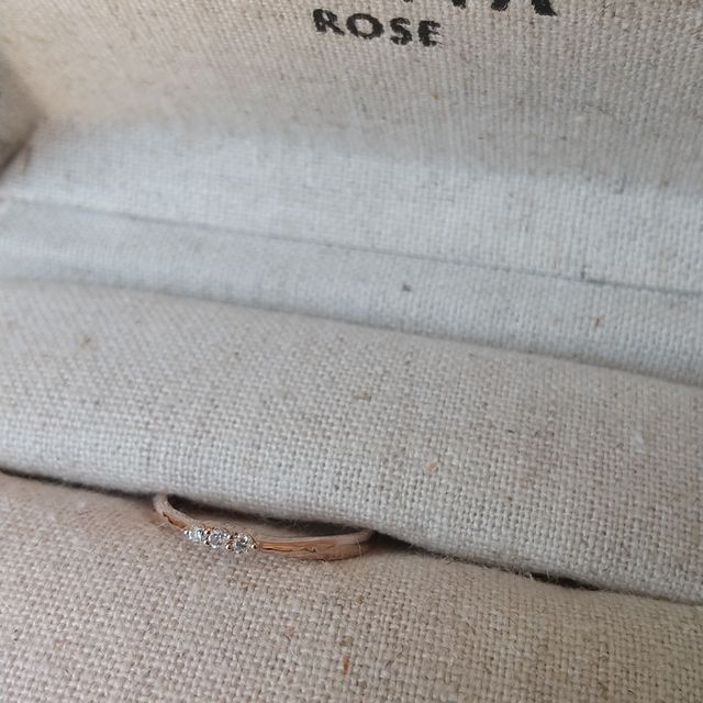 【SIENAROSE(シエナロゼ)の口コミ】 ロゼチナのかわいい色味と主張が強すぎずにきらめくダイヤ、指がとてもキ…