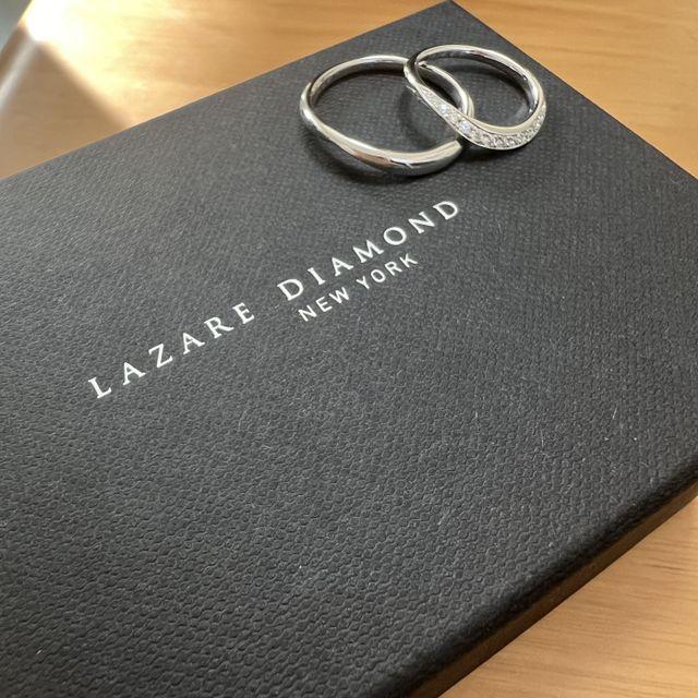 【ラザール ダイヤモンド(LAZARE DIAMOND)の口コミ】 どの角度から見てもキラキラのダイヤがみえるデザインに、一目惚れしまし…
