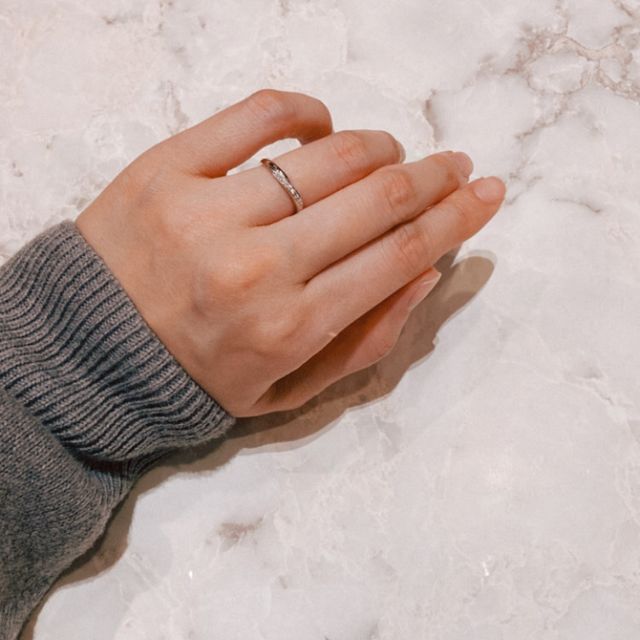 【銀座ダイヤモンドシライシの口コミ】 派手すぎず、シンプルすぎないダイヤの量とデザインが気に入りました。ウ…