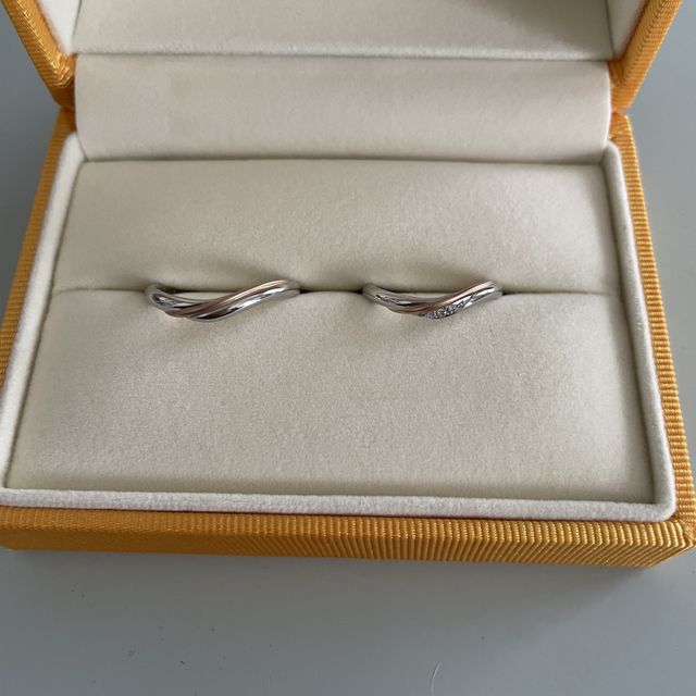 【ケイウノ ブライダル(K.UNO BRIDAL)の口コミ】 ゴールドの部分をピンクゴールドにして、艶消しを入れています。イエロー…