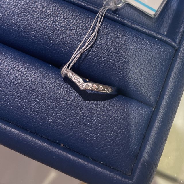 【銀座ダイヤモンドシライシの口コミ】 私の指は短めなのですが、Vラインだと指をスッキリ見せてくれます。また、…