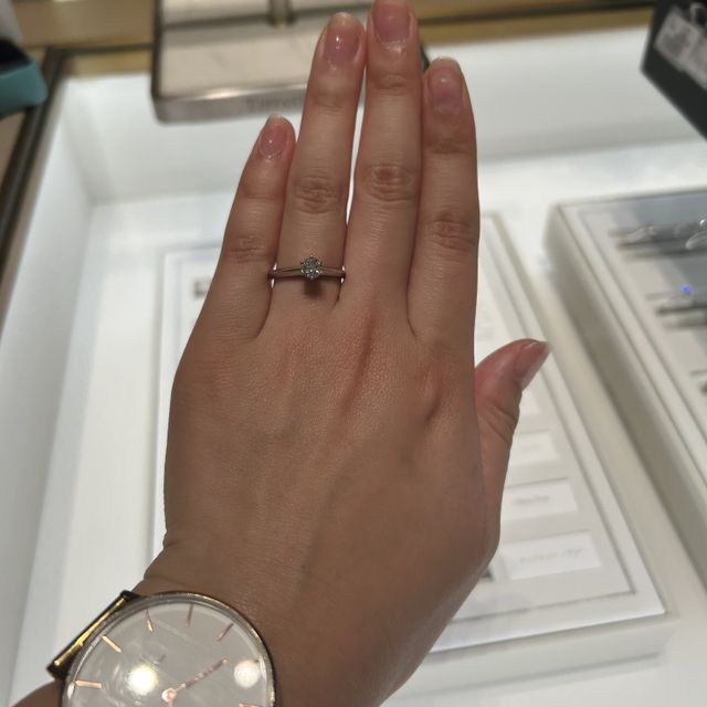 【ティファニー(Tiffany & Co.)の口コミ】 立て爪タイプの婚約指輪で、ダイヤモンドの煌めきが際立っているところが…