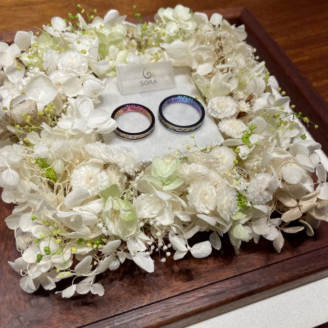 【SORA(ソラ)の口コミ】 2人が好きな金木犀の花びら柄を表面に入れました。
表面のラインと側面と…