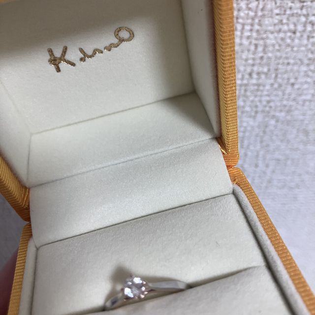 【ケイウノ ブライダル(K.UNO BRIDAL)の口コミ】 【デザインについて】
月日というシリーズのピンクゴールドの枠を選択し、…