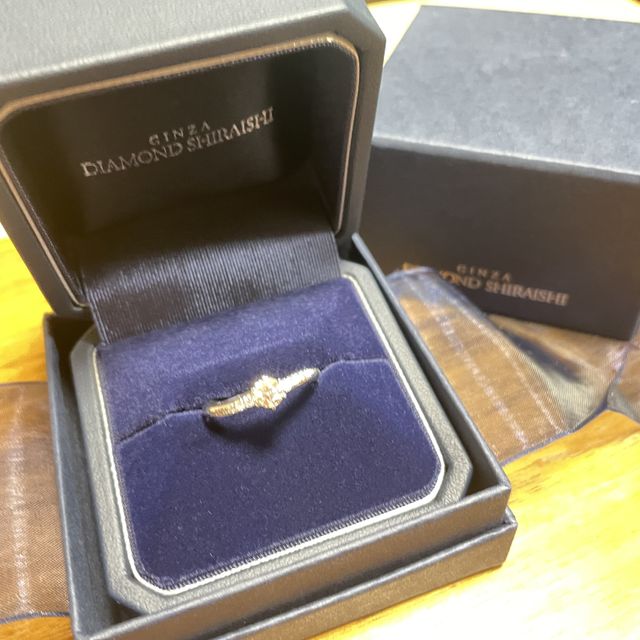 【銀座ダイヤモンドシライシの口コミ】 ウェーブ型のデザイン、流れるようにメレダイヤがデザインされている点が…