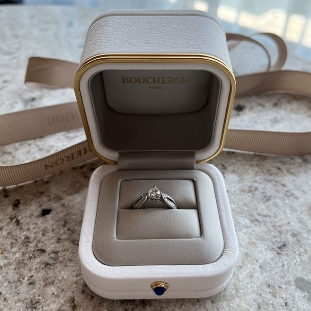 【ブシュロン(BOUCHERON)の口コミ】 憧れのポンドゥパリ。他にはない形でとても素敵です。
曲線的なデザインで…