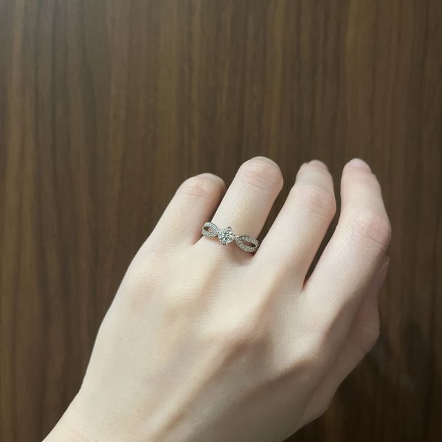【ブシュロン(BOUCHERON)の口コミ】 憧れのポンドゥパリ。他にはない形でとても素敵です。
曲線的なデザインで…
