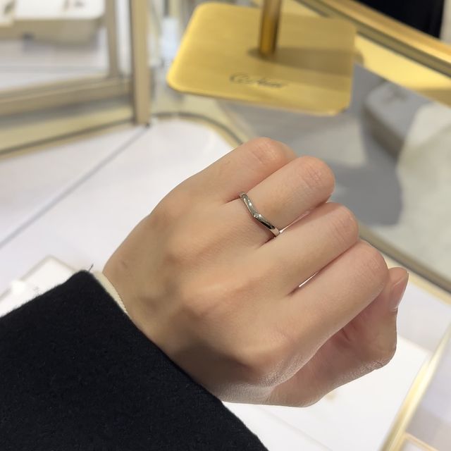 【カルティエ(Cartier)の口コミ】 ウェーブがかっている形が指を綺麗に見せてくれます。
付け心地もよく指フ…