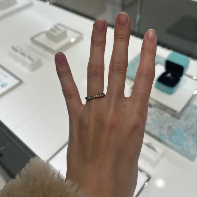 【ティファニー(Tiffany & Co.)の口コミ】 ダイヤが敷き詰められていて動くたびにキラキラ光るデザインが素敵でした…
