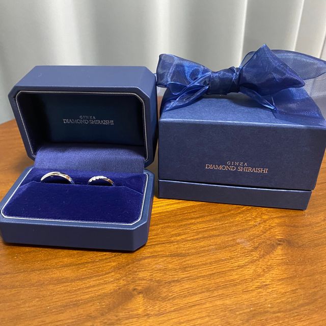 【銀座ダイヤモンドシライシの口コミ】 ダイヤが三つついていて主張しすぎないが、華やかでかわいいです。
もう少…