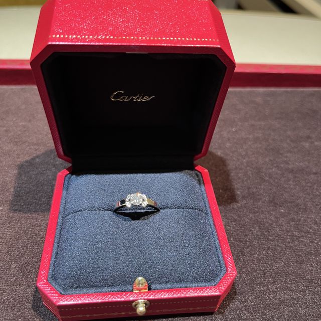 【カルティエ(Cartier)の口コミ】 ほかのブランドにはないデザインで、サイドの4つのメレダイヤのおかげで、…