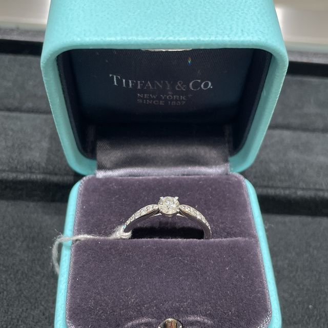 【ティファニー(Tiffany & Co.)の口コミ】 ダイヤに向かってリングが細くなっているところがとてもかわいらしく、ダ…
