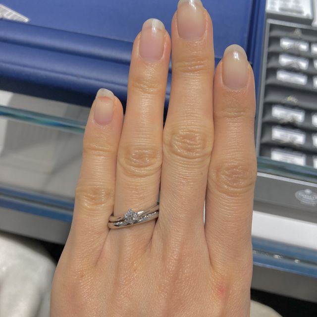 【銀座ダイヤモンドシライシの口コミ】 　シンプルで上品な印象です。中央のダイヤモンドの輝きを引き立たせてく…