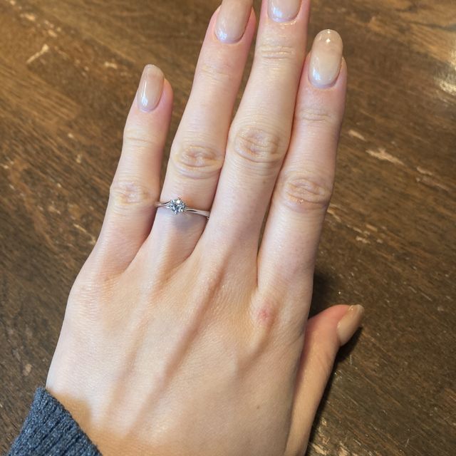 【銀座ダイヤモンドシライシの口コミ】 　シンプルで上品な印象です。中央のダイヤモンドの輝きを引き立たせてく…