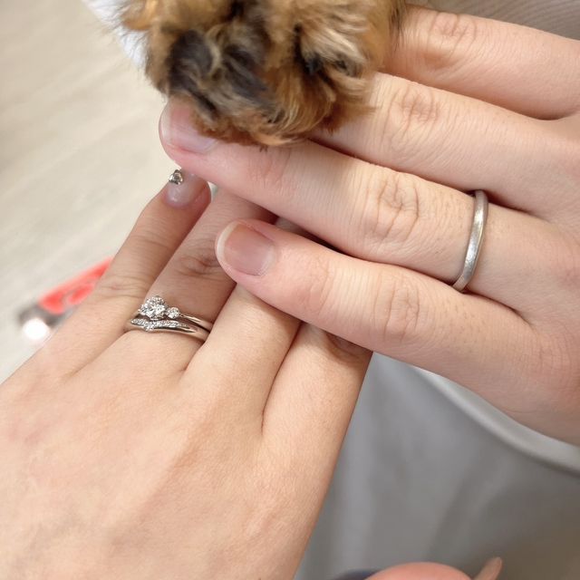 【銀座ダイヤモンドシライシの口コミ】 シンプルなデザインで婚約指輪と重ねてつけた時に綺麗に見えるところが可…