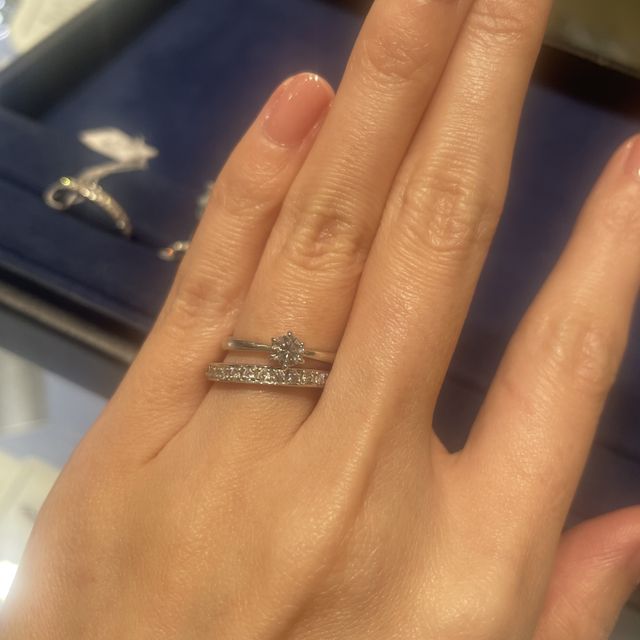 【canal4℃(カナルヨンドシー)の口コミ】 婚約指輪がシンプルなものなので、結婚指輪はダイヤが沢山あるもので重ね…