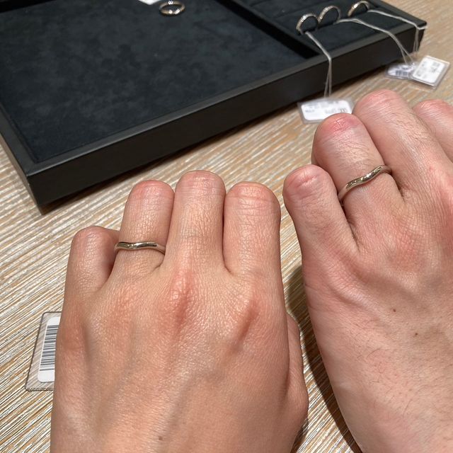 【ティファニー(Tiffany & Co.)の口コミ】 指の形的に2人ともストレートは似合わないため、ストレート以外で、シンプ…