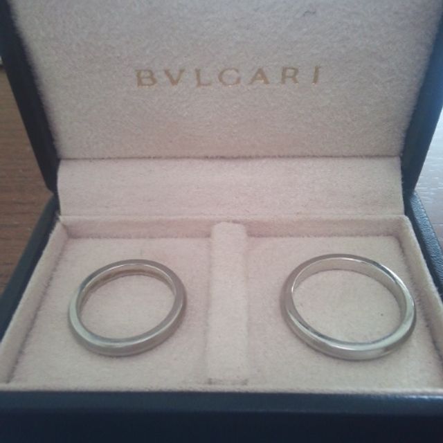 【ブルガリ(BVLGARI)の口コミ】 すでに購入していた婚約指輪に合うシンプルなデザインが気に入りました。…
