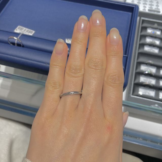 【銀座ダイヤモンドシライシの口コミ】 　片側のみメレダイヤになっています。場面や気分によって、指輪の印象を…