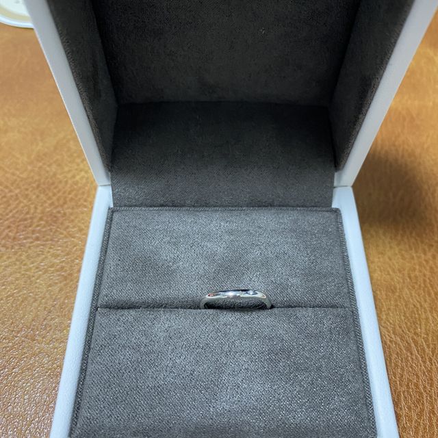 【TOWA(永遠)の口コミ】 指輪のデザインについて、形がウェーブになっているのでつけ心地が良いで…