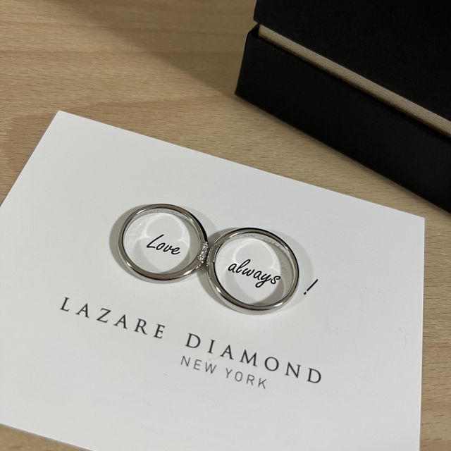 【ラザール ダイヤモンド(LAZARE DIAMOND)の口コミ】 ぷっくりと丸みを帯びたデザインで可愛らしいです。男女ともに中央のデザ…