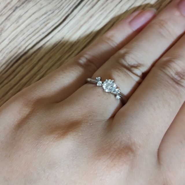 【カオキ　ダイヤモンド専門卸直営店の口コミ】 石がとてもきれいでずっと眺めてられる感じ。鑑定書も付いていて安心でき…