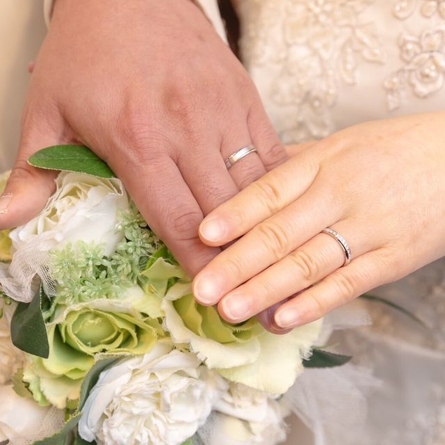 【出雲結(いずもゆい)の口コミ】 婚約指輪を先に注文し、後から同じシリーズの結婚指輪を購入しました。
年…
