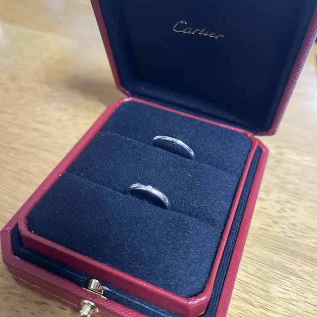 【カルティエ(Cartier)の口コミ】 夫婦共にプラチナ素材で、シンプルな指輪を探しておりました。
妻用はダイ…