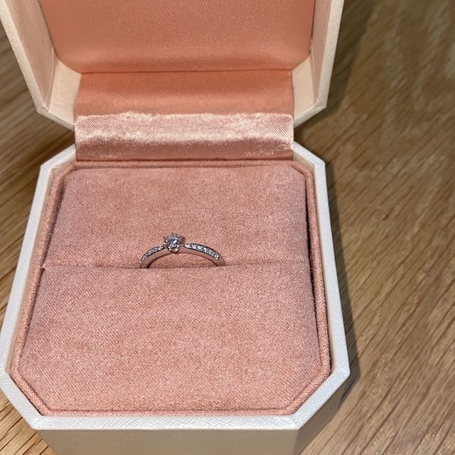 【TRECENTI(トレセンテ)の口コミ】 デザインは曲線などではなくまっすぐのリングです。周りにもダイヤを入れ…