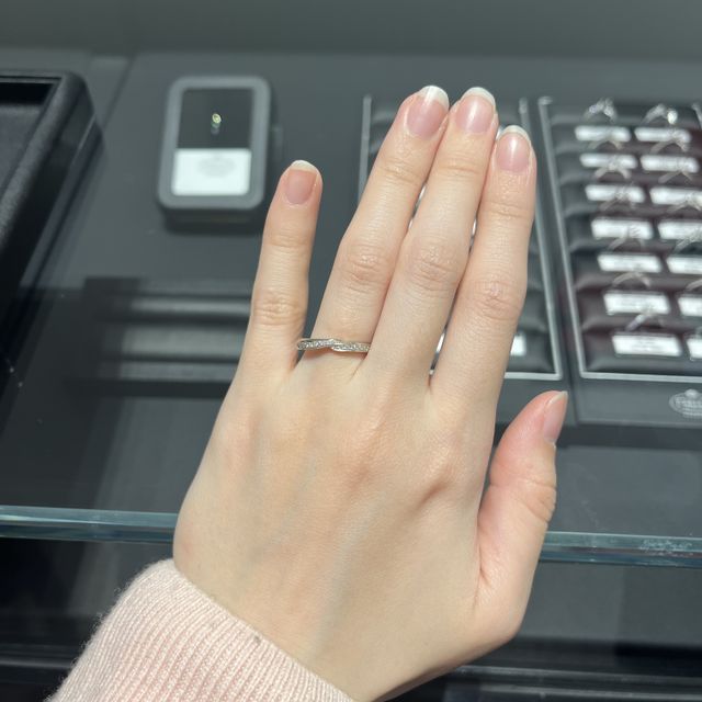 【エクセルコダイヤモンド(EXELCO DIAMOND)の口コミ】 キラキラしているデザインが好きなのでハーフエタニティで探していました…